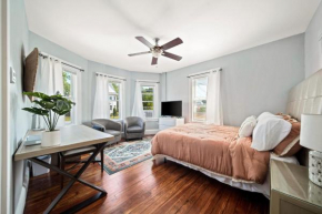 Cozy Up in 5BR Apt Near Charming Oak Square